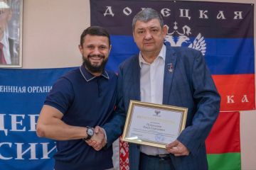 Артур Гасанов вручил почетные грамоты от Председателя Народного Совета Константина Кузьмина руководству городского округа Горловка