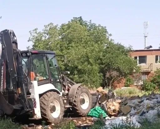 Выполняя поручение Главы Донецкой Народной Республики Дениса Владимировича Пушилина, проверил ход работ по благоустройству территории после проведения ремонтно-восстановительных работ у многоквартирного дома № 19 по ул.... Выполняя поручение Главы Донецкой Народной Республики Дениса Владимировича Пушилина, проверил ход работ по благоустройству территории после проведения ремонтно-восстановительных работ у многоквартирного дома № 19 по ул....