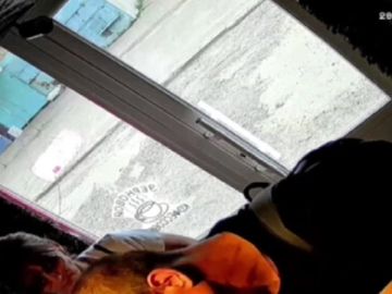 В Донецке парочка выхлебала сироп и стащила сахар из кофейни самообслуживания на Щетинина