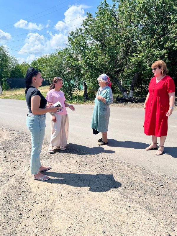 Сотрудники Зуевского территориального отдела Администрации муниципального образования провели встречу с жителями пгт