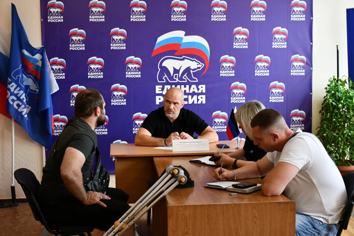 Сергей Желновач провел очередной прием граждан в Дебальцево Сергей Желновач провел очередной прием граждан в Дебальцево