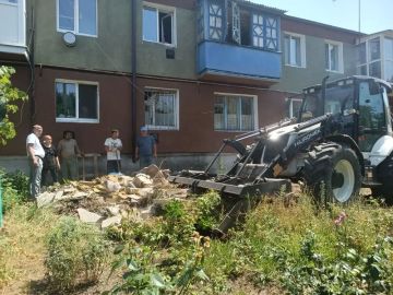 Выполняя поручение Главы Донецкой Народной Республики Дениса Владимировича Пушилина, проверил ход работ по благоустройству территории после проведения ремонтно-восстановительных работ у многоквартирного дома № 19 по ул....