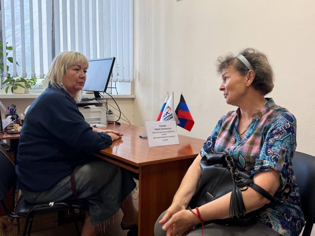 Сегодня, 15 июля, провела личный приём граждан в общественной приёмной партии Ошурко Лилия, депутат Донецкого городского совета Донецкой Народной Республики 1 созыва