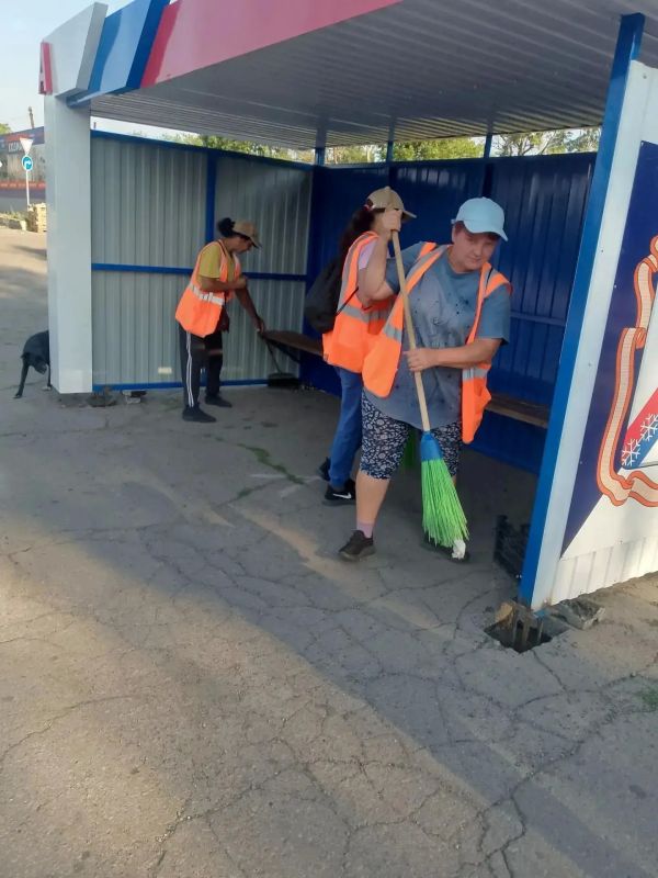Коммунальщики Снежного продолжают благоустраивать территории общего пользования Коммунальщики Снежного продолжают благоустраивать территории общего пользования