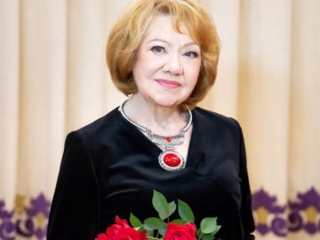 Михаил Желтяков: Поздравляю заслуженную артистку России, легенду Донецкой филармонии Элеонору Шавло с юбилеем! Более 60 лет она дарит людям искусство слова, за эти годы она выступала с величайшими музыкантами современности