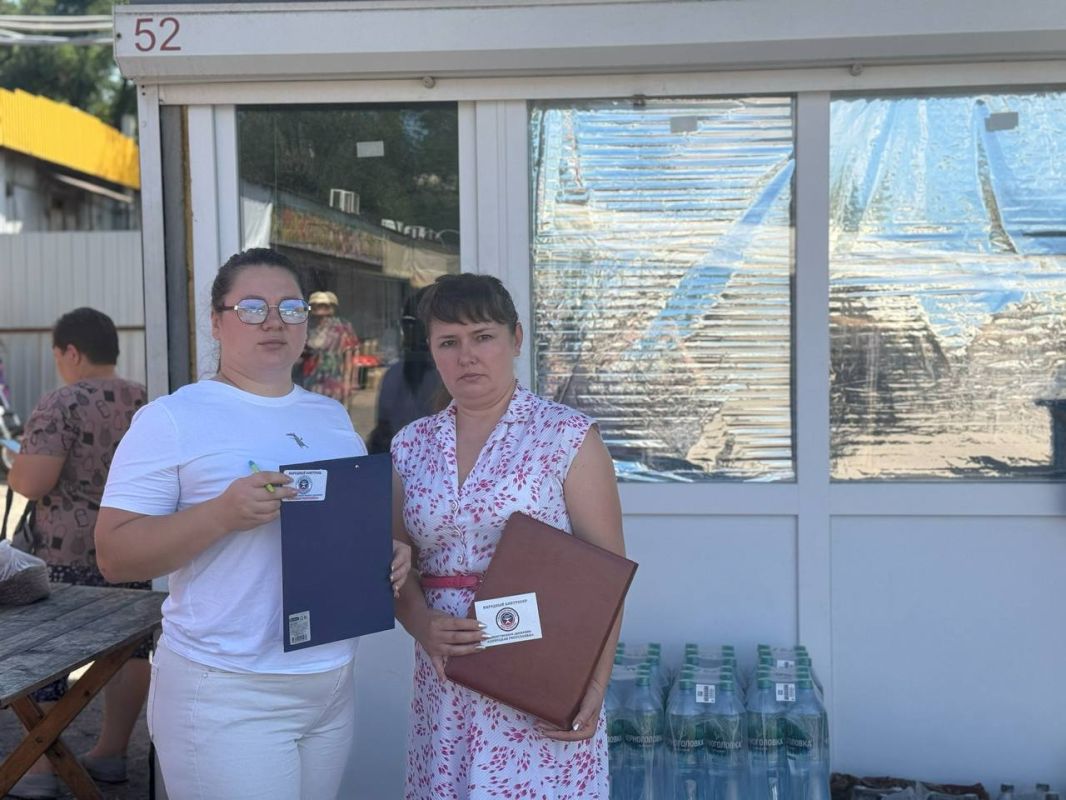 В г.Моспино прошел плановый рейд Народного контроля, с целью проверки качества товаров и соблюдения правил торговли