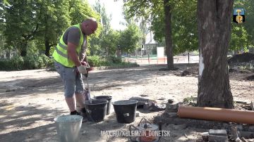 Алексей Кулемзин: Совместно с Министром строительства, архитектуры и ЖКХ ДНР Владимиром Дубовкой проверили ход работ по благоустройству сквера у Киевского РИКа, который строится в рамках федерального проекта «Формирование...