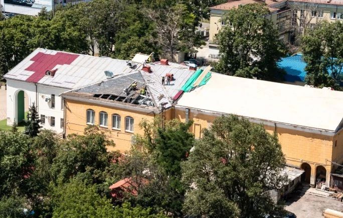 В Донецком театре кукол начат капитальный ремонт кровли