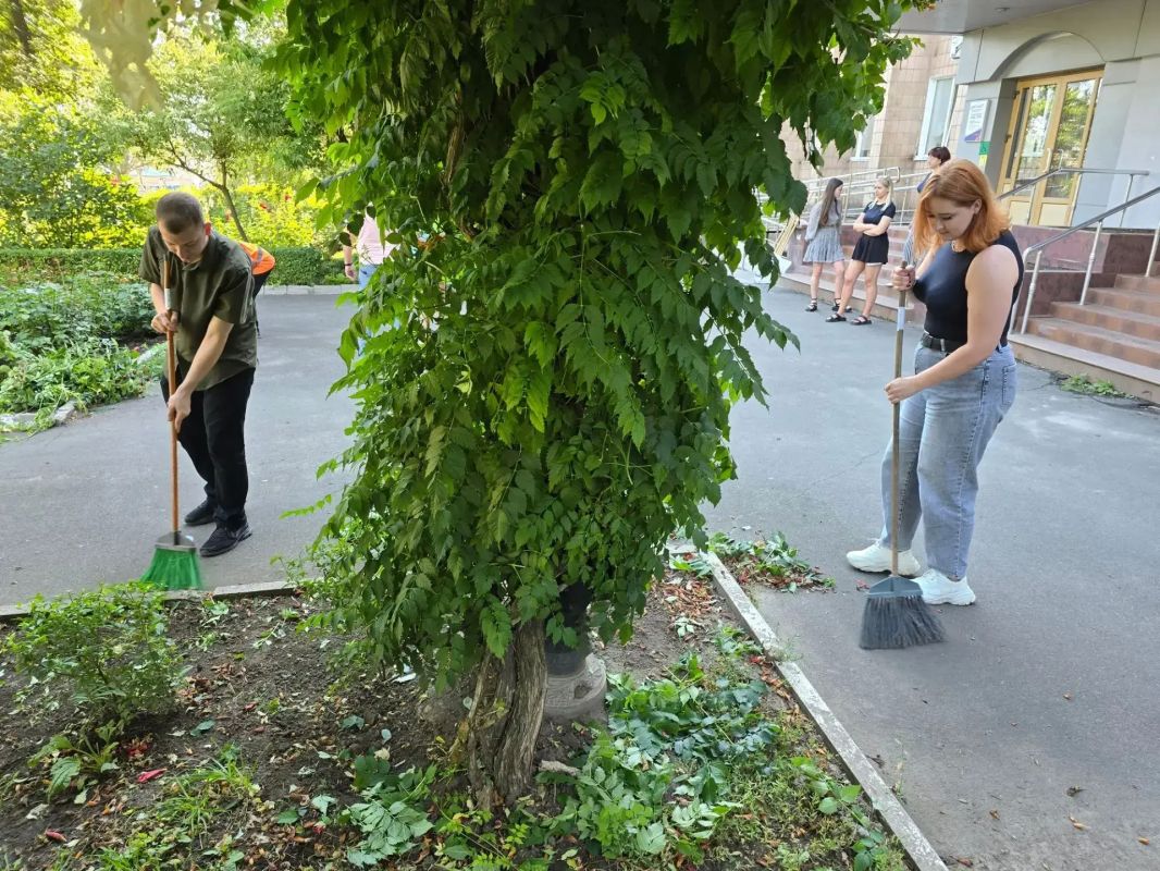 Сегодня, 16.07.2026, сотрудники Управы Ленинского внутригородского района Администрации городского округа Донецк приняли активное участие в акции "Чистый четверг".Была проведена уборка территории от случайного мусора Сегодня, 16.07.2026, сотрудники Управы Ленинского внутригородского района Администрации городского округа Донецк приняли активное участие в акции "Чистый четверг".Была проведена уборка территории от случайного мусора
