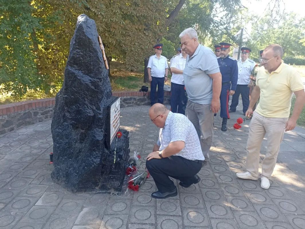 В честь Дня города Новоазовска Глава округа Василий Овчаров совместно с представителями местного самоуправления, казачества и общественности приняли участие в памятном мероприятии В честь Дня города Новоазовска Глава округа Василий Овчаров совместно с представителями местного самоуправления, казачества и общественности приняли участие в памятном мероприятии