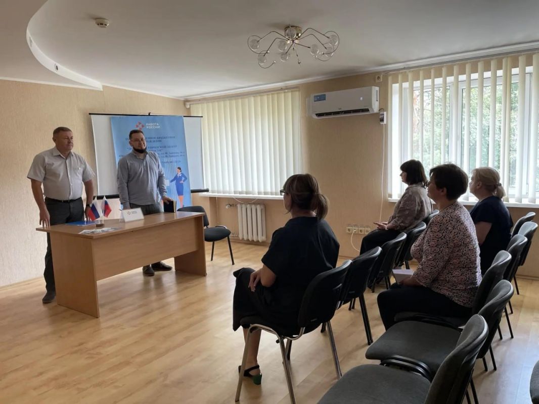 Сегодня, 16 июля 2026 года, в рамках проектов «Управдом» и "Школа ЖКХ", депутат Донецкого городского Совета ДНР Алексей Ковровский провел встречу с жителями по адресу ул. Коммунаров, 46 Сегодня, 16 июля 2026 года, в рамках проектов «Управдом» и "Школа ЖКХ", депутат Донецкого городского Совета ДНР Алексей Ковровский провел встречу с жителями по адресу ул. Коммунаров, 46