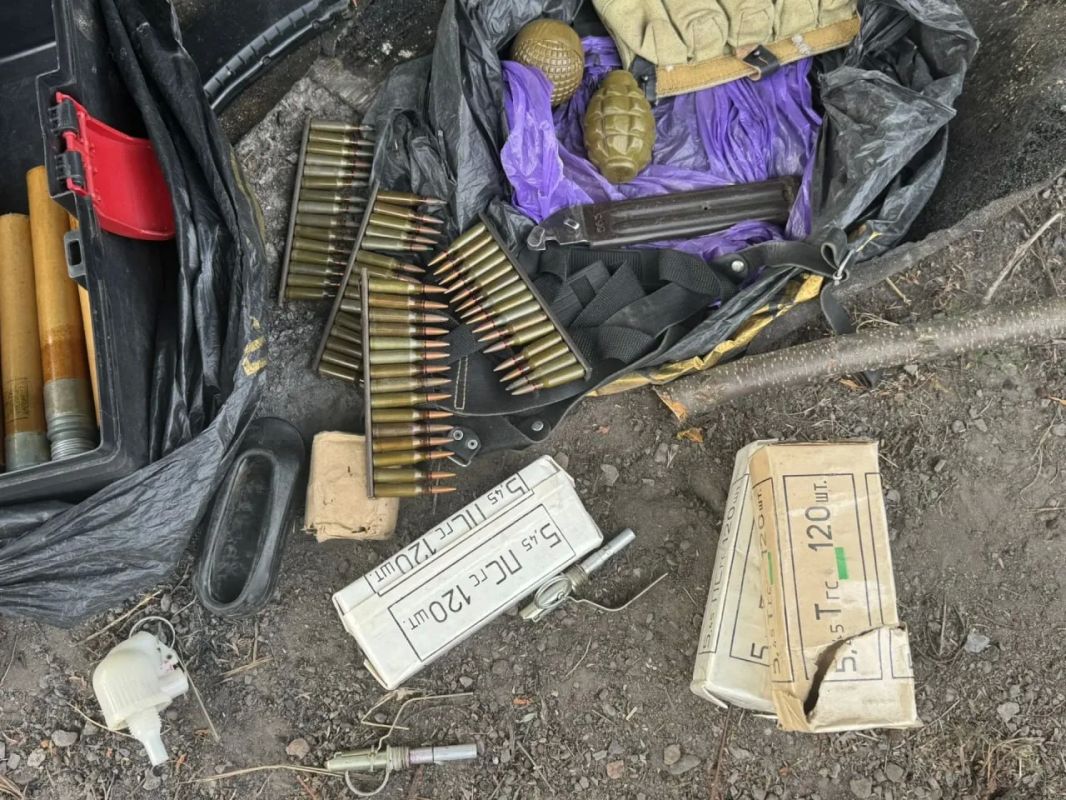 Полицейские изъяли у жителя Донецка арсенал оружия и боеприпасов Полицейские изъяли у жителя Донецка арсенал оружия и боеприпасов