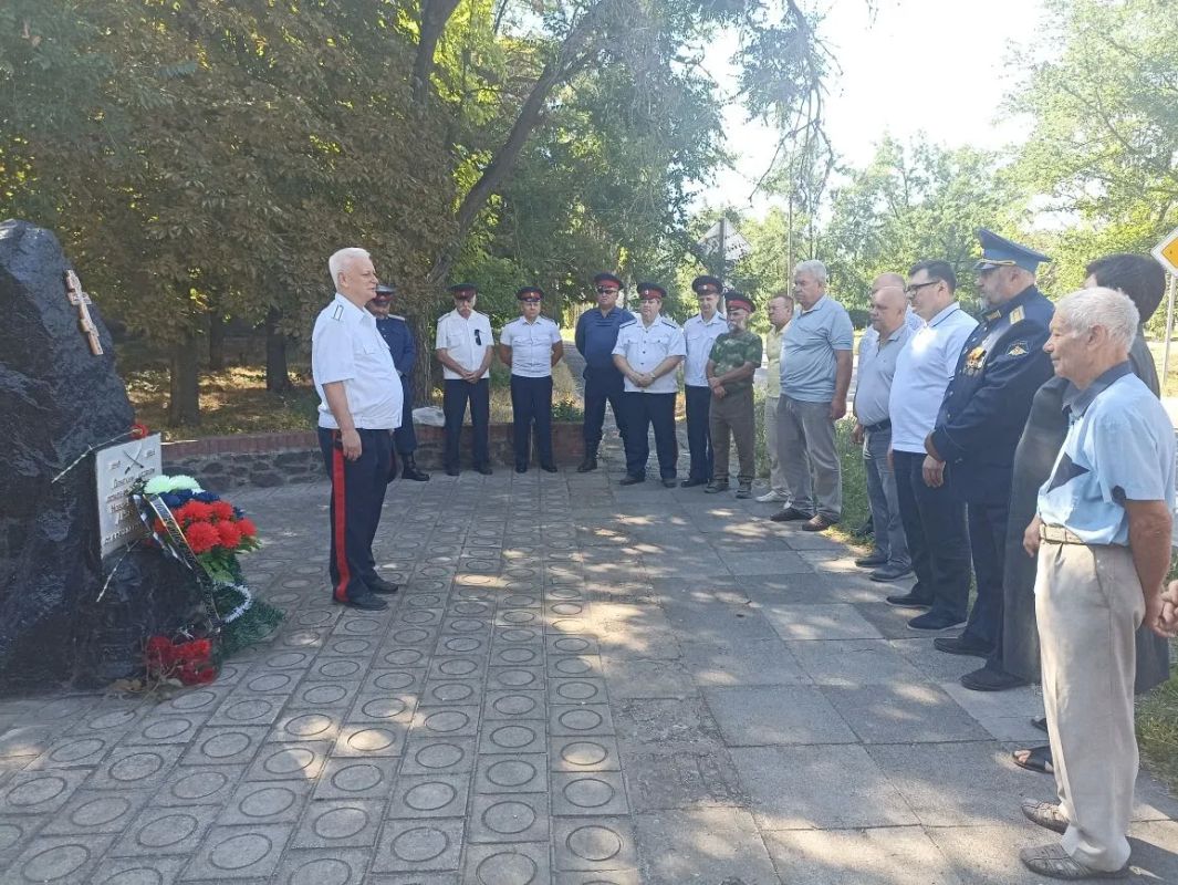 В честь Дня города Новоазовска Глава округа Василий Овчаров совместно с представителями местного самоуправления, казачества и общественности приняли участие в памятном мероприятии В честь Дня города Новоазовска Глава округа Василий Овчаров совместно с представителями местного самоуправления, казачества и общественности приняли участие в памятном мероприятии