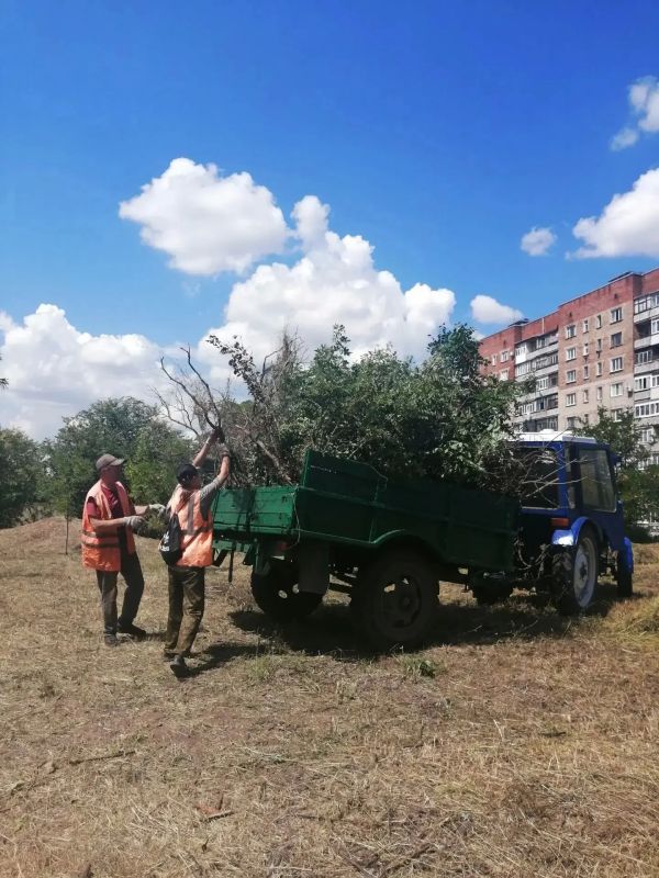 Коммунальщики Снежного продолжают благоустраивать территории общего пользования Коммунальщики Снежного продолжают благоустраивать территории общего пользования