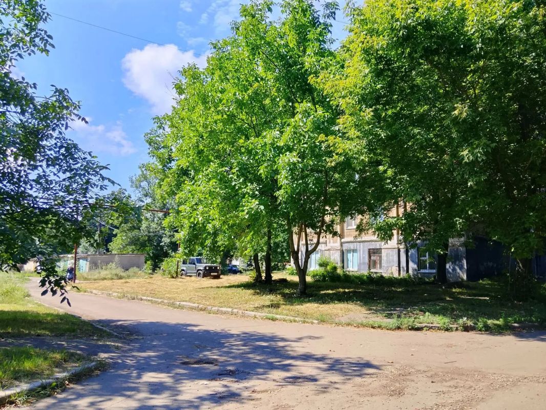 В рамках проведения мероприятий по благоустройству и поддержанию санитарного порядка на придомовых территориях жителями Кировского внутригородского района выполнены работы по покосу травы и уборке видимого мусора возле...