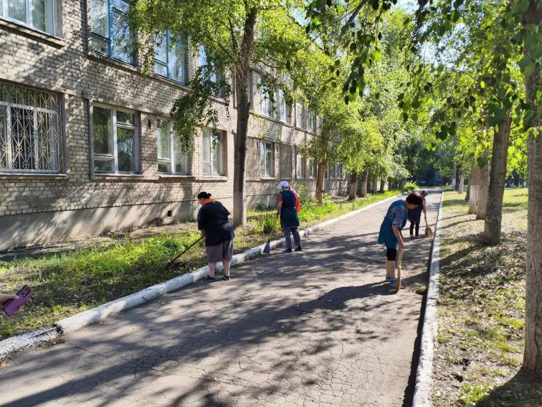 Сегодня, 16 июля 2026 года, в рамках проекта «Городская среда», реализуемого Единой Россией , неравнодушные жители Кировского района приняли участие в традиционной экологической акции «Чистый четверг» Сегодня, 16 июля 2026 года, в рамках проекта «Городская среда», реализуемого Единой Россией , неравнодушные жители Кировского района приняли участие в традиционной экологической акции «Чистый четверг»