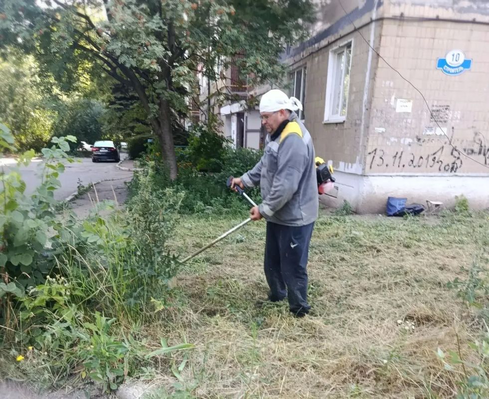 Сегодня, 16 июля, с целью приведения территории в надлежащее санитарное состояние в Кировском внутригородском районе города Макеевки силами Макеевского филиала УНКО «Единый региональный фонд по управлению многоквартирными... Сегодня, 16 июля, с целью приведения территории в надлежащее санитарное состояние в Кировском внутригородском районе города Макеевки силами Макеевского филиала УНКО «Единый региональный фонд по управлению многоквартирными...