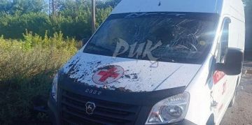 Последствия удара БПЛА ВСУ по автомобилю скорой помощи в Горловке
