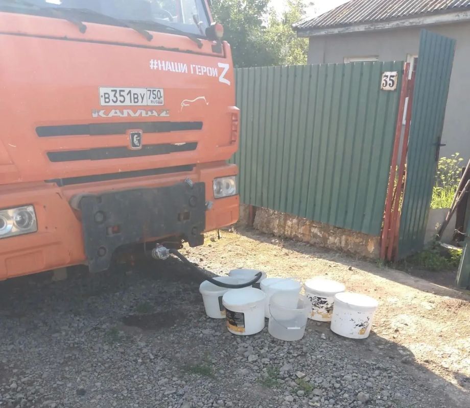 15 июля, в Кировском внутригородском районе при поддержке региона-шефа Московская область согласно поступившим заявкам произведен подвоз воды для жителей в жилом массиве «Путь Ильича» по ул. Матросова, ул. Руставели, ул.... 15 июля, в Кировском внутригородском районе при поддержке региона-шефа Московская область согласно поступившим заявкам произведен подвоз воды для жителей в жилом массиве «Путь Ильича» по ул. Матросова, ул. Руставели, ул....