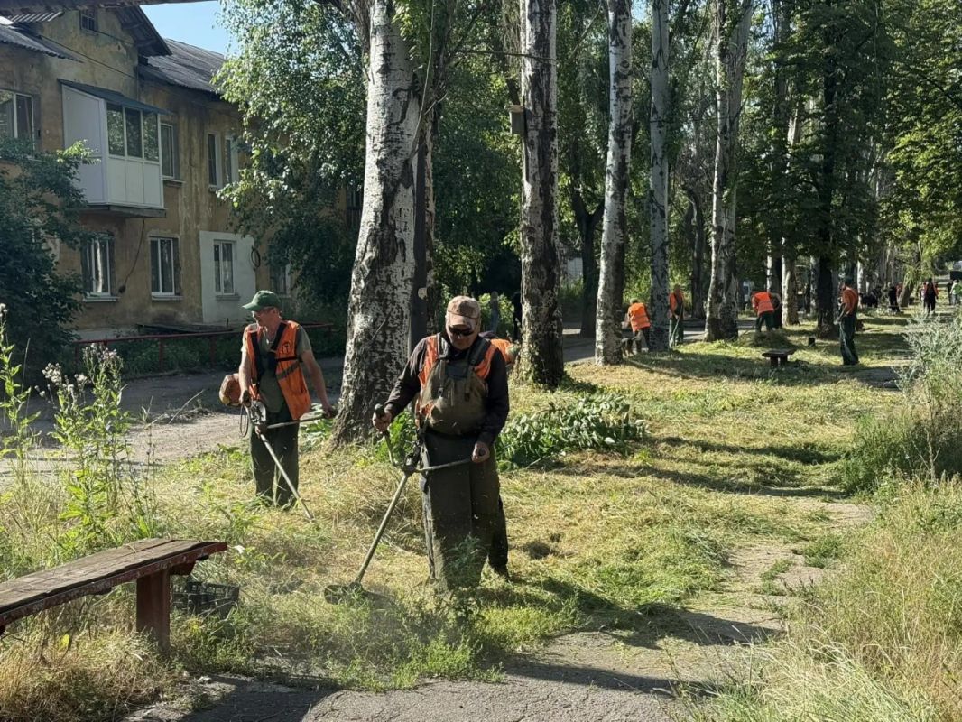 Сотрудники Управы Кировского района совместно с МУП АГОД ДНР "Зеленое строительство г. Донецка", сотрудниками участка №5 Донецкого Филиала Единого регионального фонда управления МКД и МБУ ДК "Лидиевка" присоединились к... Сотрудники Управы Кировского района совместно с МУП АГОД ДНР "Зеленое строительство г. Донецка", сотрудниками участка №5 Донецкого Филиала Единого регионального фонда управления МКД и МБУ ДК "Лидиевка" присоединились к...