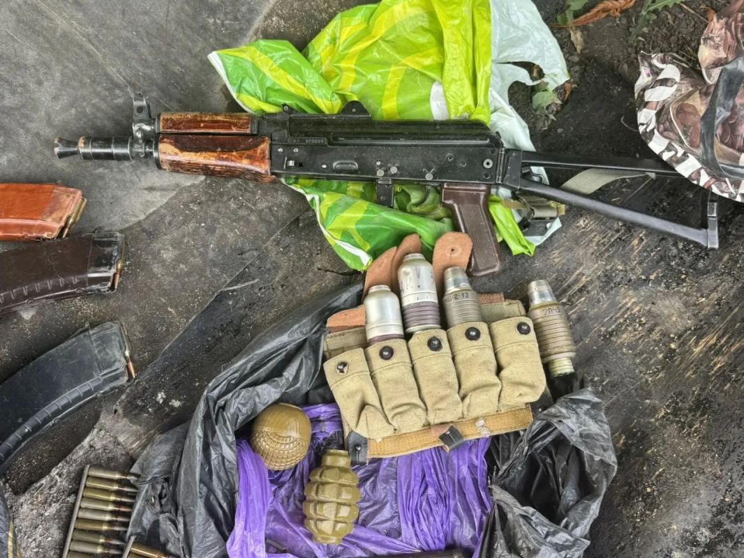 Полицейские изъяли у жителя Донецка арсенал оружия и боеприпасов Полицейские изъяли у жителя Донецка арсенал оружия и боеприпасов