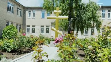Волонтеры организовали воскресную трапезу на территории храма Трех святителей