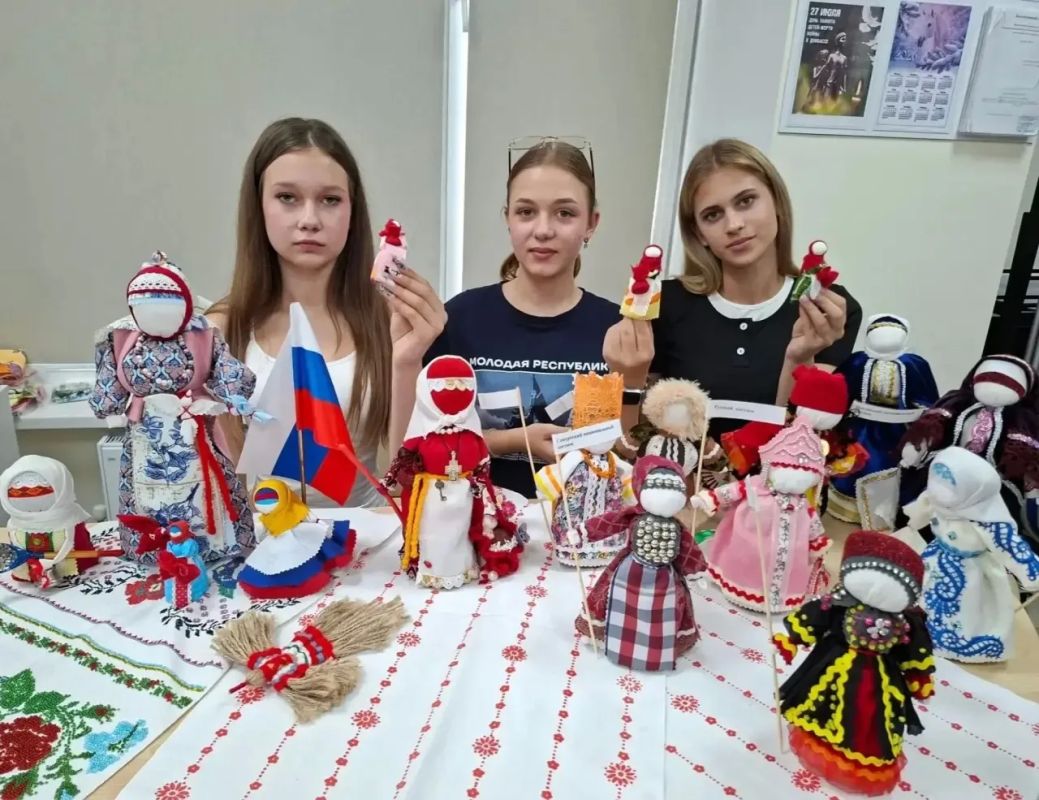 Мангушская центральная библиотека присоединилась к Всероссийской акции «Единый день фольклора» Мангушская центральная библиотека присоединилась к Всероссийской акции «Единый день фольклора»