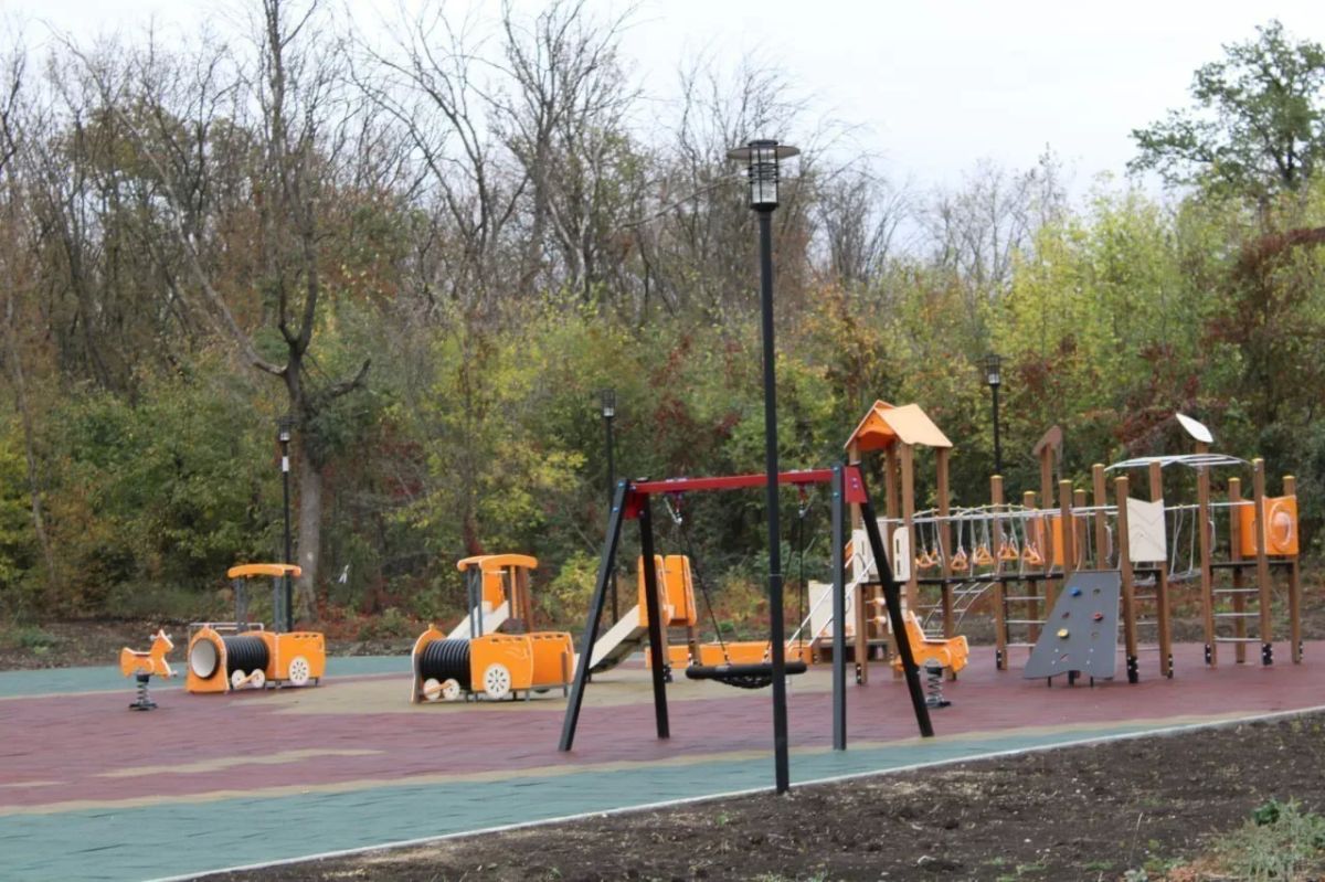В Парке культуры и отдыха имени Горького города Горловка выполняются работы по благоустройству территории В Парке культуры и отдыха имени Горького города Горловка выполняются работы по благоустройству территории