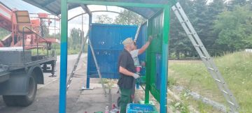 МБУ "Благоустройство" выполняет работы по ремонту крыши и покраске автопавильона по ул.Татьяны Бирлевой