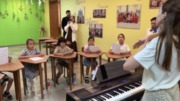 Анна Кузнецова: Дети Горловки, по которым каждый день бьет враг снарядами НАТО, поют ... Я слушала и сердце сжималось