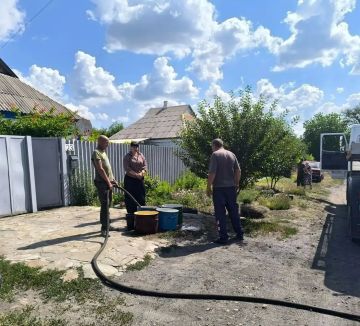 Депутат Торезского городского совета Анна Матраева проинспектировала организацию подвоза воды жителям по ул. Тираспольская