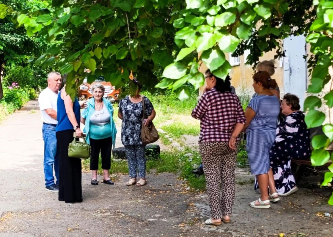 Иван Адамец: В Куйбышевском районе у дома № 1 по улице Лебединского прошла встреча заместителя руководителя Управы Елены Строгановой и депутата горсовета Германа Полунина с жителями в рамках проекта «Управдом» Иван Адамец: В Куйбышевском районе у дома № 1 по улице Лебединского прошла встреча заместителя руководителя Управы Елены Строгановой и депутата горсовета Германа Полунина с жителями в рамках проекта «Управдом»
