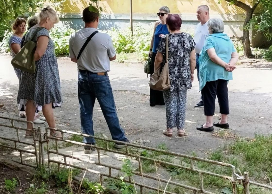 Иван Адамец: В Куйбышевском районе у дома № 1 по улице Лебединского прошла встреча заместителя руководителя Управы Елены Строгановой и депутата горсовета Германа Полунина с жителями в рамках проекта «Управдом» Иван Адамец: В Куйбышевском районе у дома № 1 по улице Лебединского прошла встреча заместителя руководителя Управы Елены Строгановой и депутата горсовета Германа Полунина с жителями в рамках проекта «Управдом»