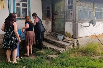 И продукты, и душевное тепло: волонтёры побывали в гостях у одиноко живущей сельчанки из Кумачово