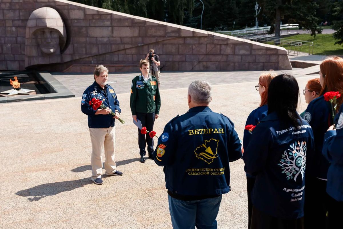 Молодежь Самары почтила память мирных жителей, погибших при авиаударе по Снежному Молодежь Самары почтила память мирных жителей, погибших при авиаударе по Снежному