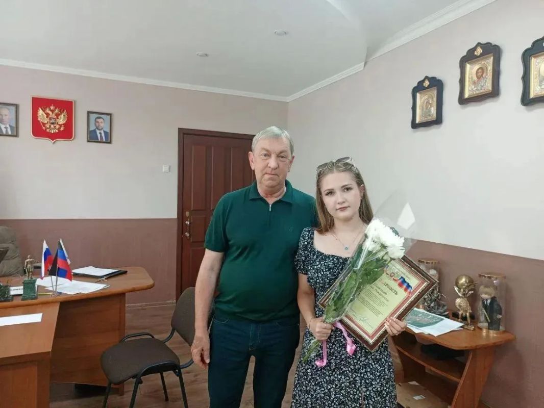 Вручил благодарности Главы Донецкой Народной Республики ясиноватцам, которые умеют жить и работать ради других, которые вносят свою – пусть не самую большую, но крайне важную – лепту в развитие наших городов и поселков, в... Вручил благодарности Главы Донецкой Народной Республики ясиноватцам, которые умеют жить и работать ради других, которые вносят свою – пусть не самую большую, но крайне важную – лепту в развитие наших городов и поселков, в...