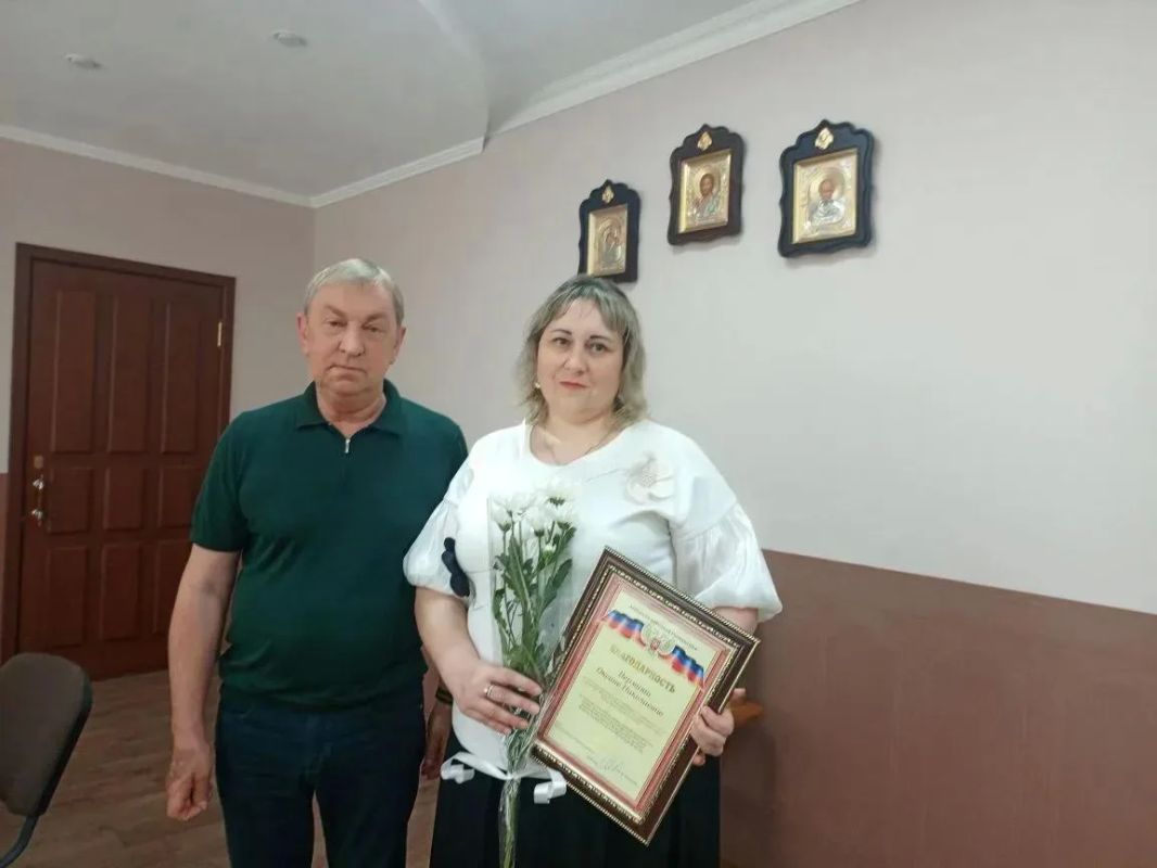 Вручил благодарности Главы Донецкой Народной Республики ясиноватцам, которые умеют жить и работать ради других, которые вносят свою – пусть не самую большую, но крайне важную – лепту в развитие наших городов и поселков, в... Вручил благодарности Главы Донецкой Народной Республики ясиноватцам, которые умеют жить и работать ради других, которые вносят свою – пусть не самую большую, но крайне важную – лепту в развитие наших городов и поселков, в...