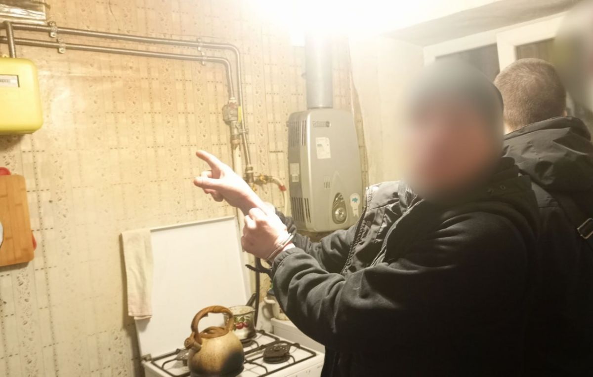 Двое друзей, нарядившись в газовщиков, обчистили пенсионера на 200 тысяч рублей в Горловке