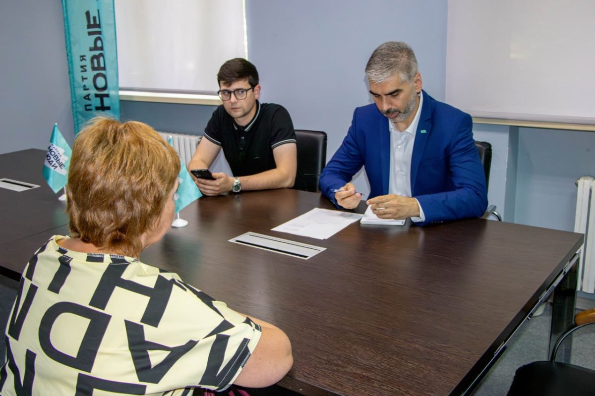 Алексей Дорофеев: Сегодня провёл очередной приём граждан - на этот раз работал с людьми в Донецке, в офисе местного отделения партии «Новые люди» в Донецкой Народной Республике Алексей Дорофеев: Сегодня провёл очередной приём граждан - на этот раз работал с людьми в Донецке, в офисе местного отделения партии «Новые люди» в Донецкой Народной Республике