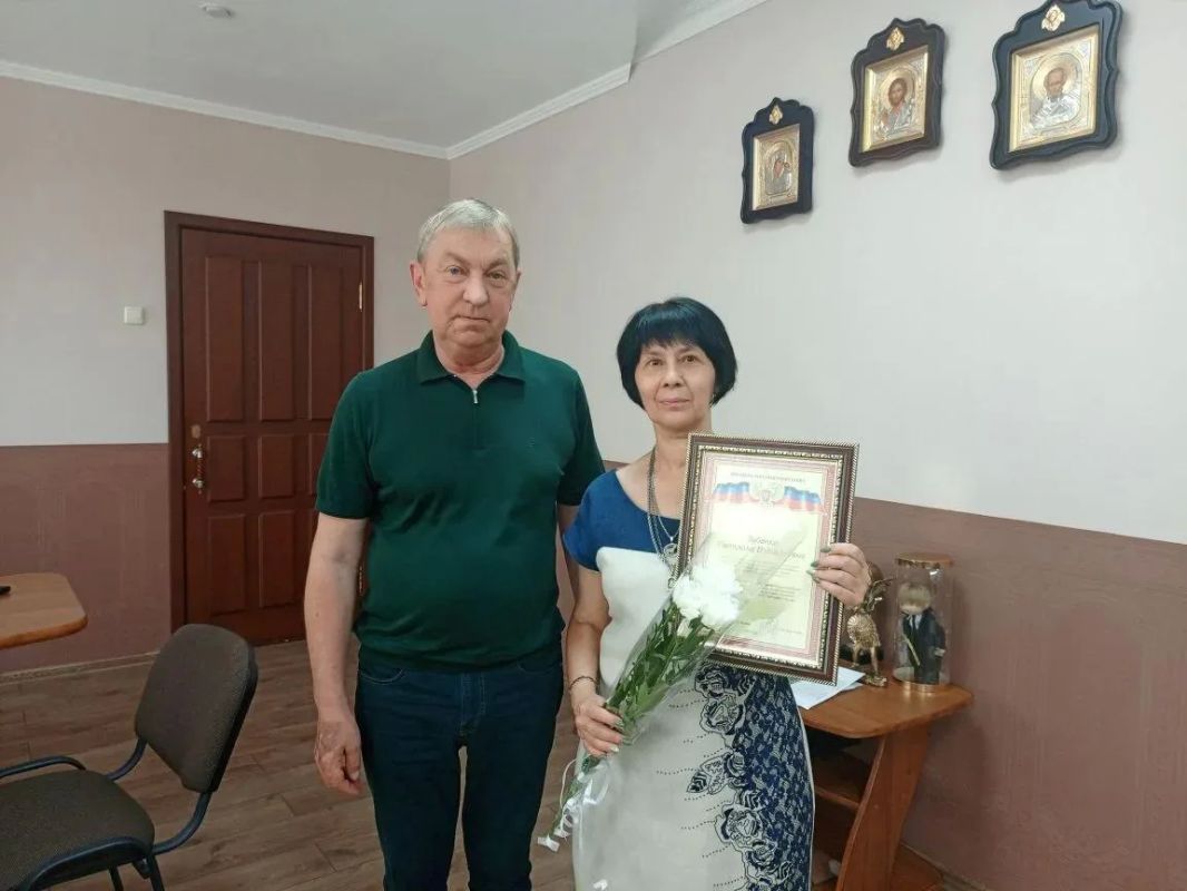 Вручил благодарности Главы Донецкой Народной Республики ясиноватцам, которые умеют жить и работать ради других, которые вносят свою – пусть не самую большую, но крайне важную – лепту в развитие наших городов и поселков, в... Вручил благодарности Главы Донецкой Народной Республики ясиноватцам, которые умеют жить и работать ради других, которые вносят свою – пусть не самую большую, но крайне важную – лепту в развитие наших городов и поселков, в...