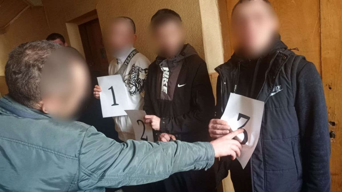 Двое друзей, нарядившись в газовщиков, обчистили пенсионера на 200 тысяч рублей в Горловке Двое друзей, нарядившись в газовщиков, обчистили пенсионера на 200 тысяч рублей в Горловке