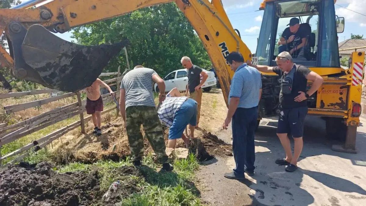 Секретарь местного отделения партии Борис Трима проконтролировал проведение работ по прочистке ливневой канализации на улице Котанова в пгт Мангуш Секретарь местного отделения партии Борис Трима проконтролировал проведение работ по прочистке ливневой канализации на улице Котанова в пгт Мангуш