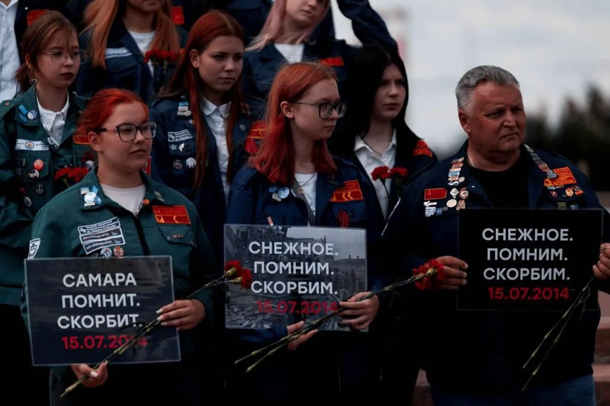 Молодежь Самары почтила память мирных жителей, погибших при авиаударе по Снежному Молодежь Самары почтила память мирных жителей, погибших при авиаударе по Снежному