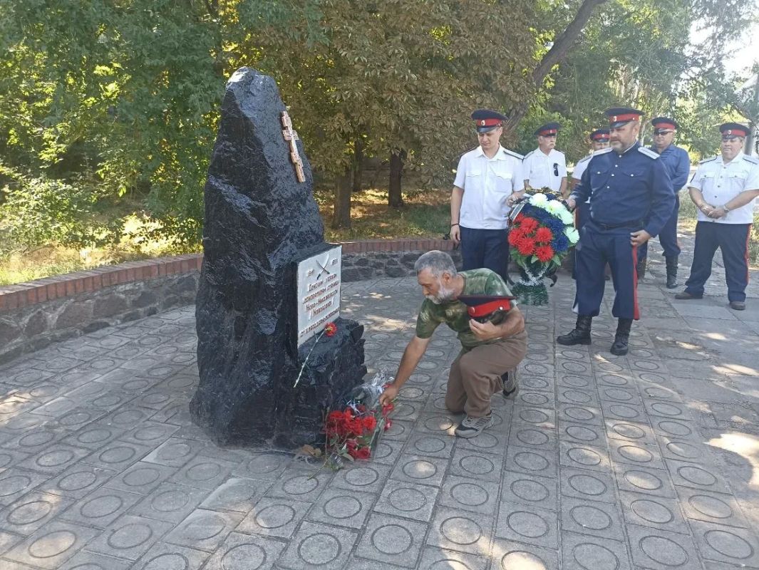 В честь Дня города Новоазовска Глава округа Василий Овчаров совместно с представителями местного самоуправления, казачества и общественности приняли участие в памятном мероприятии В честь Дня города Новоазовска Глава округа Василий Овчаров совместно с представителями местного самоуправления, казачества и общественности приняли участие в памятном мероприятии