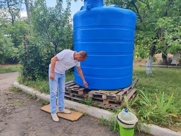 Депутат Торезского городского совета Иван Масленников проконтролировал подвоз воды в ранее установленную емкость по пр. Гагарина, д. 157