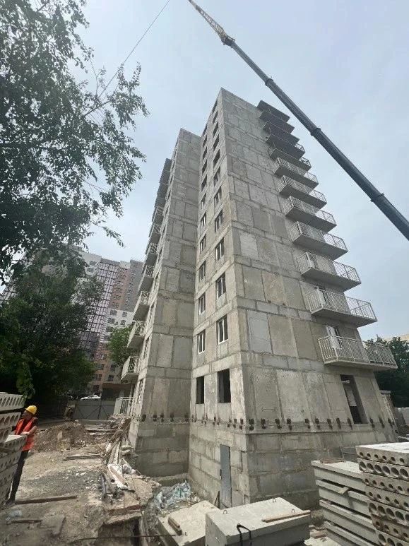 Высотку в Мариуполе постепенно возвращают к жизни Высотку в Мариуполе постепенно возвращают к жизни