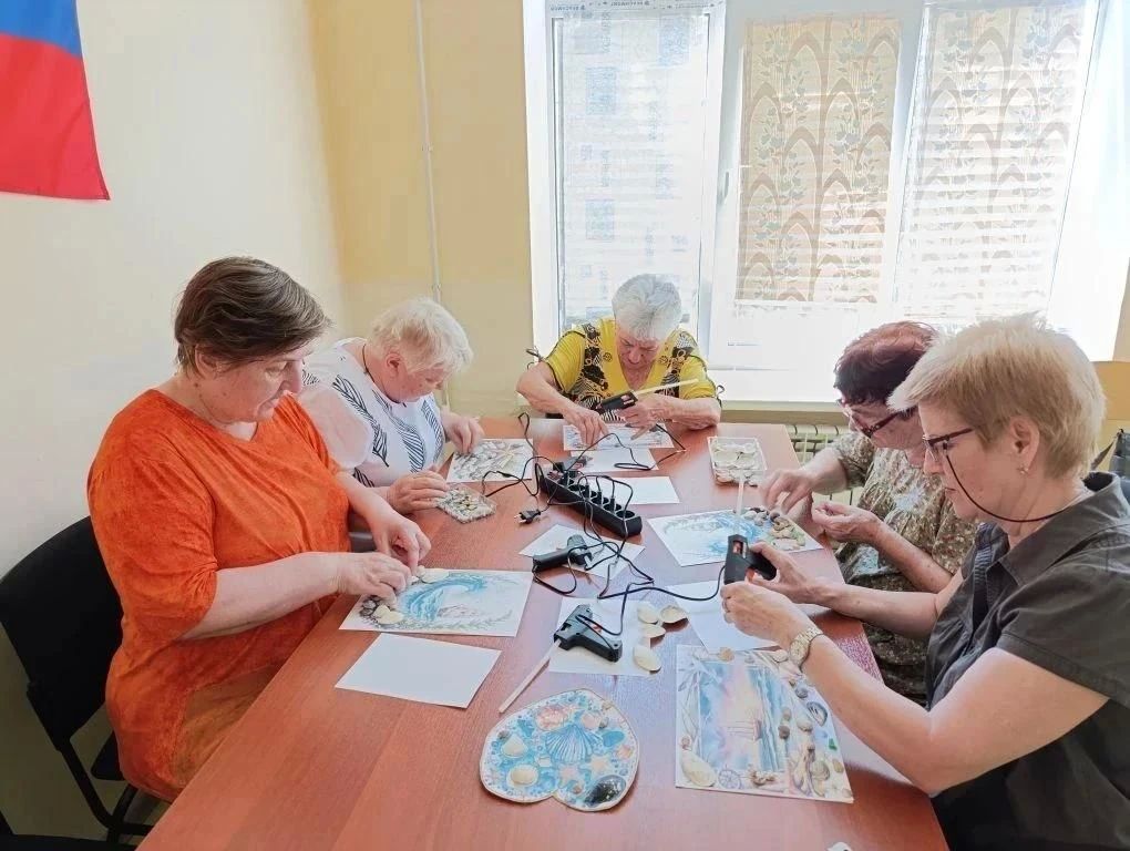 Для пожилых мариупольцев организовали занятие по арт-терапии Для пожилых мариупольцев организовали занятие по арт-терапии
