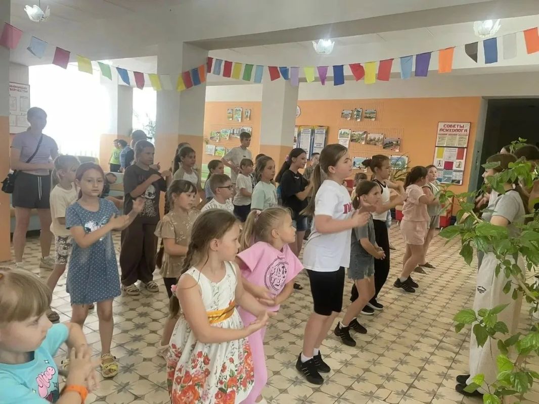 В Снежном продолжает работу летняя площадка «Творческий калейдоскоп» В Снежном продолжает работу летняя площадка «Творческий калейдоскоп»