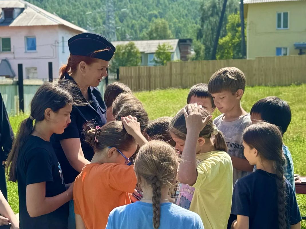 Агитавтобус на Байкале: Госавтоинспекторы начинают агитацию по соблюдению ПДД среди юных участников дорожного движения в Слюдянском районе Агитавтобус на Байкале: Госавтоинспекторы начинают агитацию по соблюдению ПДД среди юных участников дорожного движения в Слюдянском районе