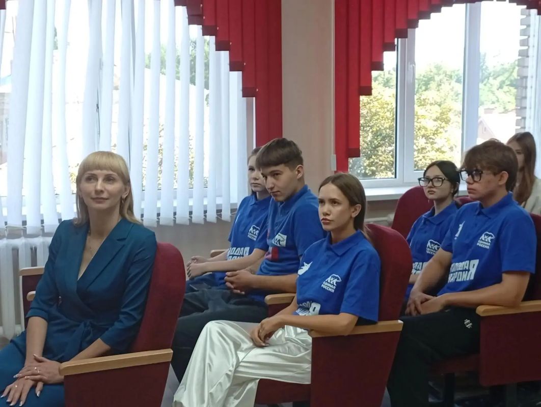 Встретился с молодежью Ясиноватой Встретился с молодежью Ясиноватой
